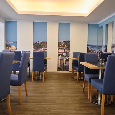 帕特里亚酒店 *