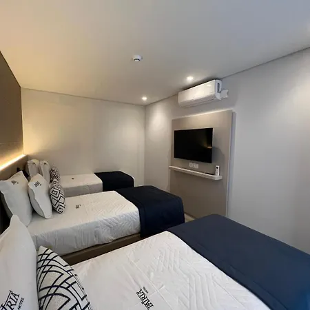 帕特里亚酒店 *